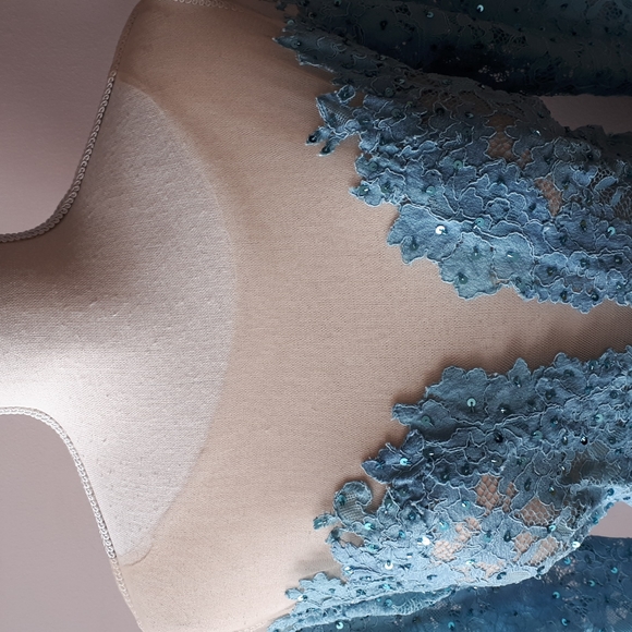 Narces lace gown - Picture 3 of 7